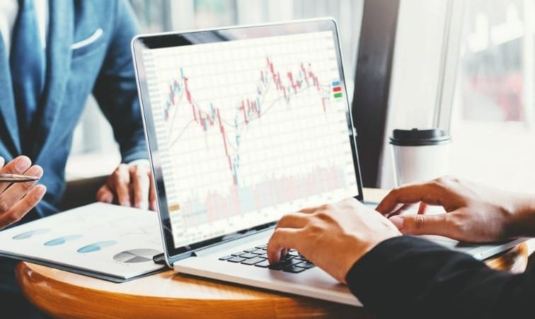 قد يكون الاستثمار مسعى معقدًا وصعبًا، مع العديد من المزالق لمن لا يحرص على الاستثمار. وفيما يلي 10 أخطاء يرتكبها المستثمرون غالبًا، وكيفية تجنبها