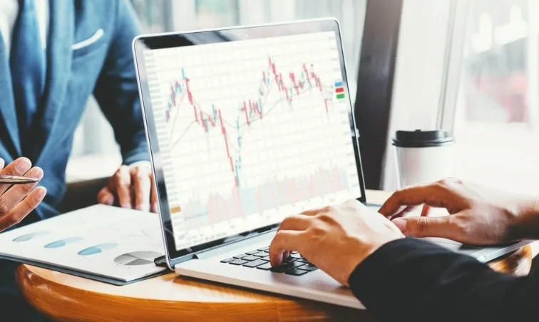 قد يكون الاستثمار مسعى معقدًا وصعبًا، مع العديد من المزالق لمن لا يحرص على الاستثمار. وفيما يلي 10 أخطاء يرتكبها المستثمرون غالبًا، وكيفية تجنبها