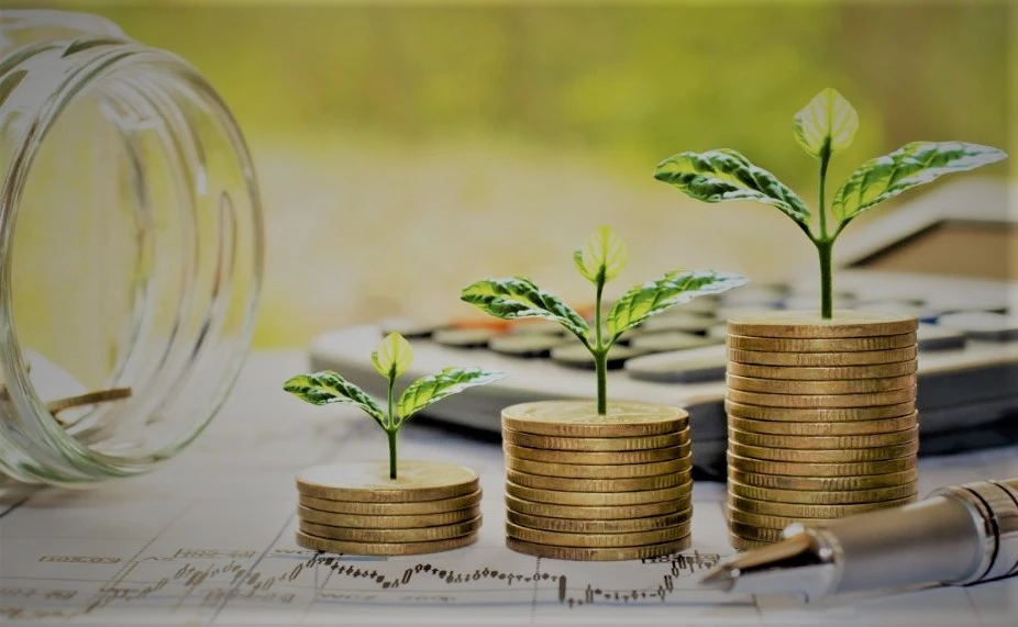 الاستثمار في سن مبكر هو قرار يمكن أن يكون له فوائد كبيرة طويلة الأجل في حين قد يبدو الأمر شاقًا أن تبدأ الاستثمار عندما لا تزال في المراحل الأولى من حياتك المهنية، فإن مزايا القيام بذلك تفوق أي تردد محتمل فيما يلي بعض الفوائد الرئيسية للاستثمار في سن مبكر