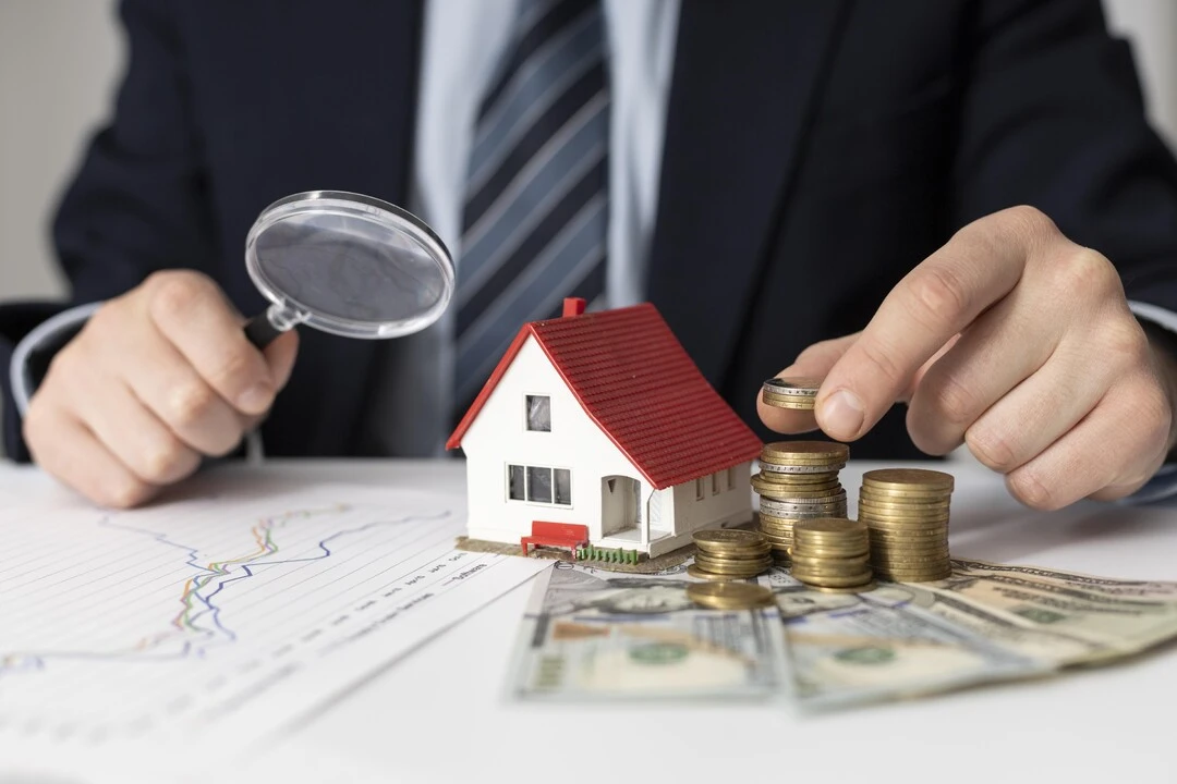 قد يكون الاستثمار في العقارات مسعى مربحًا، لكن النجاح في هذا المجال يتطلب دراسة متأنية وتخطيطًا استراتيجيًا. هناك العديد من معايير نجاح الاستثمار العقاري التي تحدد نجاح الاستثمار