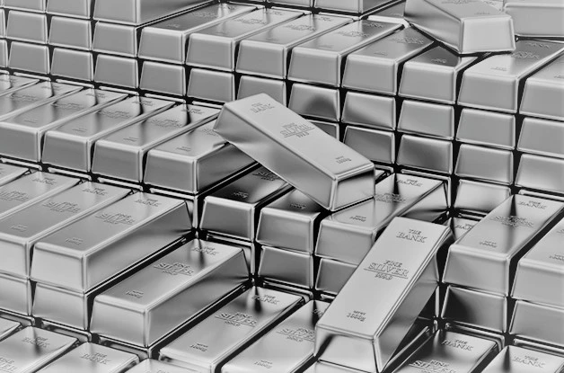 لطالما كان الاستثمار في المعادن النفيسة خيارًا شائعًا للعديد من المستثمرين الذين يتطلعون إلى تنويع محافظهم الاستثمارية والتحوط من تقلبات السوق لطالما كان الذهب الخيار الأمثل، ولكن ماذا عن الفضة؟ هل يمكن أن تكون الفضة استثمارًا جيدًا ؟ في هذه المقالة، سنستكشف إمكانيات الاستثمار في الفضة ولماذا يمكن أن تكون إضافة قيّمة لاستراتيجية استثمارك.