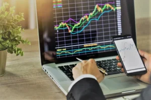عند تحليل الأسهم، يُحدث امتلاك الأدوات المناسبة فرقًا كبيرًا سواء كنت مستثمرًا متمرسًا أو مبتدئًا، فإن الوصول إلى أفضل أدوات تحليل الأسهم يُساعدك على اتخاذ قرارات مدروسة، وربما يزيد من فرص نجاحك في السوق. في هذه المقالة، سنستكشف أفضل 10 أدوات لتحليل الأسهم يُنصح كل مستثمر باستخدامها :