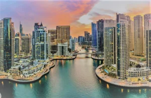 يُعدّ الاستثمار في عقارات الإمارات فرصةً واعدةً تُوفّر مزيجًا فريدًا من الاستقرار والنمو والتنويع للمستثمرين الذين يتطلعون إلى توسيع محافظهم الاستثمارية. بفضل اقتصادها المزدهر وموقعها الاستراتيجي ولوائحها المُيسّرة للمستثمرين، برزت الإمارات العربية المتحدة كواحدة من أكثر أسواق العقارات جاذبيةً في العالم.