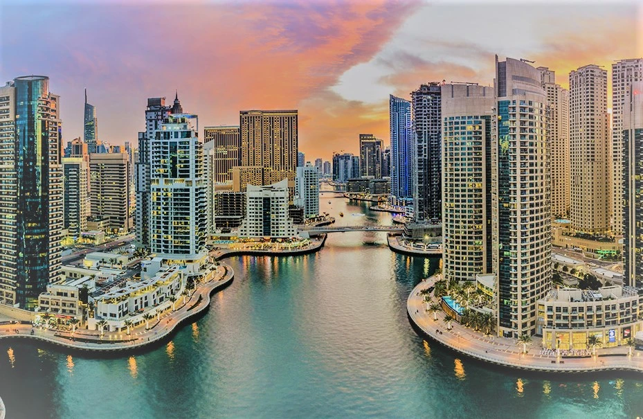 يُعدّ الاستثمار في عقارات الإمارات فرصةً واعدةً تُوفّر مزيجًا فريدًا من الاستقرار والنمو والتنويع للمستثمرين الذين يتطلعون إلى توسيع محافظهم الاستثمارية. بفضل اقتصادها المزدهر وموقعها الاستراتيجي ولوائحها المُيسّرة للمستثمرين، برزت الإمارات العربية المتحدة كواحدة من أكثر أسواق العقارات جاذبيةً في العالم.