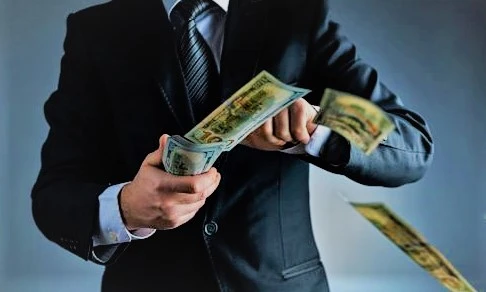 يُعدّ الاستثمار في سوق الأسهم وسيلةً مُربحةً لتنمية ثروتك مع مرور الوقت، لكن يتساءل العديد من المستثمرين عمّا إذا كان التركيز على أسهم توزيع الأرباح تحديدًا يُمكن أن يُؤدي إلى بلوغك مستوى المليونير. في هذه المقالة، سنستكشف الفوائد والمخاطر المُحتملة للاستثمار في أسهم توزيع الأرباح، وما إذا كانت هذه الاستراتيجية قادرةً على تحويلك إلى مليونير.