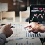 الاستثمار عملية معقدة وديناميكية تتطلب دراسة وتخطيطًا دقيقين. يواجه المستثمرون تحديات متعددة، تتراوح بين تقلبات السوق وعدم اليقين الجيوسياسي. وللتغلب على هذه التحديات بنجاح، من الضروري أن يظل المستثمرون على اطلاع دائم، وأن يكونوا قادرين على التكيف، وأن يتحلوا بالاستراتيجية في اتخاذ قراراتهم. دعونا نستكشف بعض التحديات الرئيسية التي تواجه المستثمرين في الاقتصاد العالمي اليوم