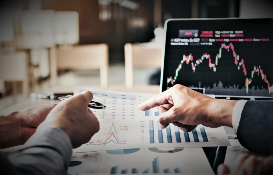 الاستثمار عملية معقدة وديناميكية تتطلب دراسة وتخطيطًا دقيقين. يواجه المستثمرون تحديات متعددة، تتراوح بين تقلبات السوق وعدم اليقين الجيوسياسي. وللتغلب على هذه التحديات بنجاح، من الضروري أن يظل المستثمرون على اطلاع دائم، وأن يكونوا قادرين على التكيف، وأن يتحلوا بالاستراتيجية في اتخاذ قراراتهم. دعونا نستكشف بعض التحديات الرئيسية التي تواجه المستثمرين في الاقتصاد العالمي اليوم