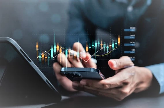قد يكون الاستثمار مهمة شاقة خاصةً للمبتدئين في عالم المال ومع ذلك، باتباع النهج الصحيح والعقلية المحافظة، يمكن لأي شخص أن يصبح مستثمرًا ناجحًا. في هذا الدليل، سنستكشف المبادئ الأساسية لكيف تصبح مستثمرًا محافظًا ونقدم نصائح حول كيفية بناء محفظة استثمارية قوية.