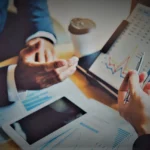 قد يكون الاستثمار مهمة شاقة خاصةً للمبتدئين في عالم المال فمع كثرة العوامل والمخاطر التي يجب مراعاتها، من الضروري وجود أساس متين لتوجيه قراراتك ومن هذه الأسس استخدام المعايير في الاستثمار. فمن خلال الالتزام بمعايير القطاع يمكن للمستثمرين تقييم الفرص بشكل أفضل وتقليل المخاطر واتخاذ قرارات مدروسة تتوافق مع أهدافهم المالية.