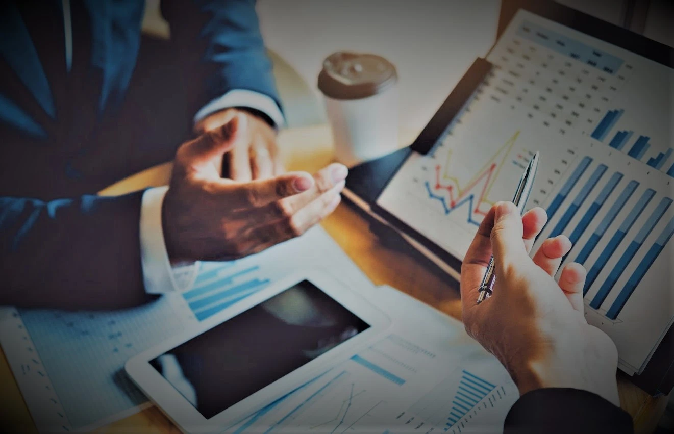 قد يكون الاستثمار مهمة شاقة خاصةً للمبتدئين في عالم المال فمع كثرة العوامل والمخاطر التي يجب مراعاتها، من الضروري وجود أساس متين لتوجيه قراراتك ومن هذه الأسس استخدام المعايير في الاستثمار. فمن خلال الالتزام بمعايير القطاع يمكن للمستثمرين تقييم الفرص بشكل أفضل وتقليل المخاطر واتخاذ قرارات مدروسة تتوافق مع أهدافهم المالية.