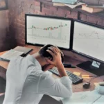 في عالم التداول، يُعد تأثير العمولات والرسوم على أرباح المتداولين أحد أكبر التحديات التي يواجهها المتداولون فبينما قد تبدو هذه التكاليف ضئيلة لكل صفقة، إلا أنها قد تتراكم بسرعة وتؤثر بشكل كبير على إجمالي عوائدك لحسن الحظ، هناك استراتيجيات يمكنك اتباعها لتقليل تأثير هذه النفقات وضمان احتفاظك بالمزيد من أموالك التي كسبتها بشق الأنفس. إليك بعض النصائح حول كيفية منع العمولات والرسوم من استنزاف أرباح التداول :