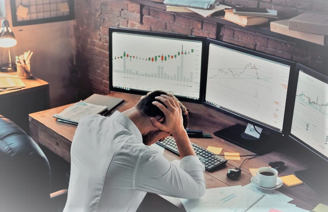 في عالم التداول، يُعد تأثير العمولات والرسوم على أرباح المتداولين أحد أكبر التحديات التي يواجهها المتداولون فبينما قد تبدو هذه التكاليف ضئيلة لكل صفقة، إلا أنها قد تتراكم بسرعة وتؤثر بشكل كبير على إجمالي عوائدك لحسن الحظ، هناك استراتيجيات يمكنك اتباعها لتقليل تأثير هذه النفقات وضمان احتفاظك بالمزيد من أموالك التي كسبتها بشق الأنفس. إليك بعض النصائح حول كيفية منع العمولات والرسوم من استنزاف أرباح التداول :