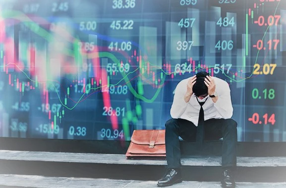 في أوقات الركود الاقتصادي، كالركود الاقتصادي، يواجه المستثمرون تحدياتٍ جمة قد تؤثر بشكل كبير على استراتيجياتهم الاستثمارية وأوضاعهم المالية العامة وتتنوع آثار الركود على المستثمرين، ويمكن الشعور بها عبر مختلف فئات الأصول وأدوات الاستثمار. دعونا نتعمق في تفاصيل تأثير الركود على عمليات اتخاذ القرار لدى المستثمرين