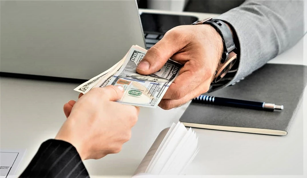 في مجتمعنا اليوم، يسود اعتقاد سائد بأن الراتب المرتفع يعني الثروة والأمان المالي يخطئ الكثيرون بافتراض أن الراتب الكبير يضمن تلقائيًا حياةً مترفةً ورغيدة. لكن الواقع أعقد من ذلك بكثير. راتبك وحده لن يجعلك ثريًا. إليك الأسباب.