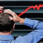 لماذا يخسر معظم المستثمرين قد يكون الاستثمار مسعىً معقدًا ومربكًا ويجد العديد من المستثمرين أنفسهم يخسرون أموالهم بدلًا من تحقيق عوائد مجزية هناك عدة أسباب لذلك، وفهمها يساعد الأفراد على تجنب المخاطر الشائعة في عالم الاستثمار. دعونا نستكشف العوامل الرئيسية التي تساهم في تكبد غالبية المستثمرين خسائر.