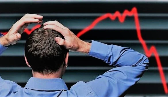 لماذا يخسر معظم المستثمرين قد يكون الاستثمار مسعىً معقدًا ومربكًا ويجد العديد من المستثمرين أنفسهم يخسرون أموالهم بدلًا من تحقيق عوائد مجزية هناك عدة أسباب لذلك، وفهمها يساعد الأفراد على تجنب المخاطر الشائعة في عالم الاستثمار. دعونا نستكشف العوامل الرئيسية التي تساهم في تكبد غالبية المستثمرين خسائر.