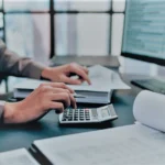 يُعد الاستثمار جانبًا أساسيًا من جوانب التخطيط المالي، إذ يُساعد الأفراد على تنمية ثرواتهم مع مرور الوقت ومع ذلك، يتطلب الاستثمار الناجح فهمًا عميقًا للمبادئ الأساسية التي تُوجه عملية اتخاذ القرار في هذه المقالة، سنستكشف بعض المبادئ الهامة في الاستثمار التي ينبغي على كل مستثمر معرفتها.