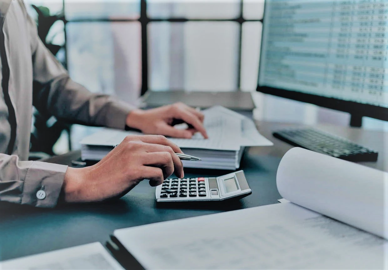 يُعد الاستثمار جانبًا أساسيًا من جوانب التخطيط المالي، إذ يُساعد الأفراد على تنمية ثرواتهم مع مرور الوقت ومع ذلك، يتطلب الاستثمار الناجح فهمًا عميقًا للمبادئ الأساسية التي تُوجه عملية اتخاذ القرار في هذه المقالة، سنستكشف بعض المبادئ الهامة في الاستثمار التي ينبغي على كل مستثمر معرفتها.