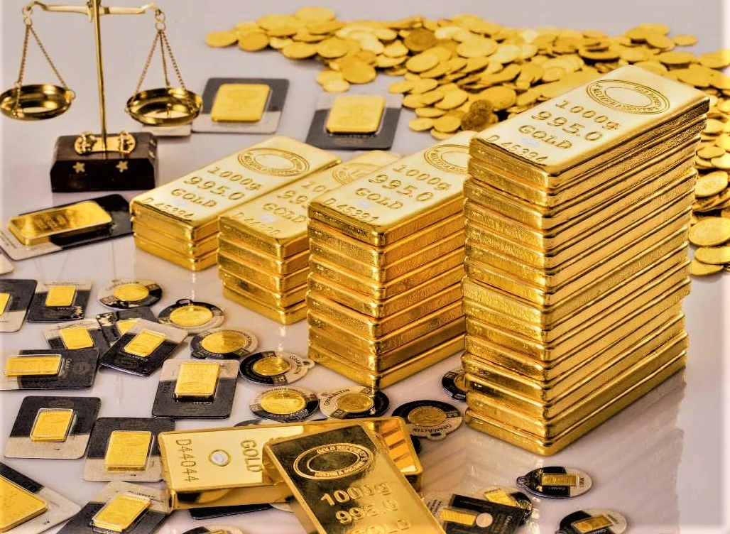 لطالما اعتُبر الاستثمار في الذهب ملاذًا آمنًا للمستثمرين الذين يتطلعون إلى تنويع محافظهم الاستثمارية وحماية ثرواتهم مع حالة عدم اليقين الاقتصادي الحالية وتقلبات السوق، يتساءل الكثيرون هل الوقت مناسب للاستثمار في الذهب. سنستعرض هنا العوامل التي يجب مراعاتها عند اتخاذ قرار الاستثمار في هذا المعدن الثمين.