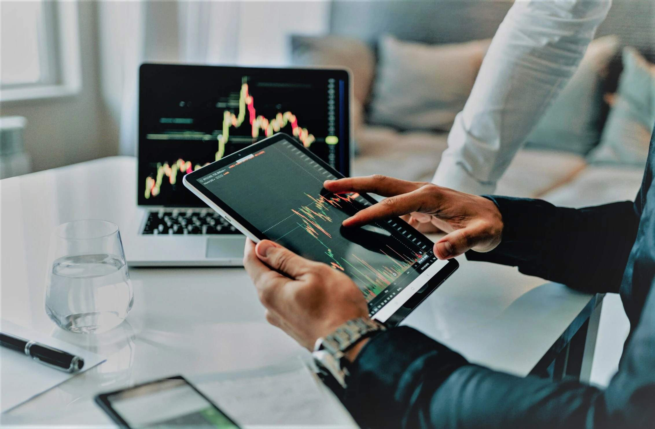 في عالم المال، يمكن أن تؤثر تكاليف التداول بشكل كبير على صافي أرباح المستثمر. فمن العمولات إلى فروق الأسعار، كل دولار يُنفق على التداول هو دولار كان من الممكن استثماره في مكان آخر. لذلك، يُعدّ إيجاد طرق لخفض هذه التكاليف أمرًا بالغ الأهمية لتحقيق أقصى عوائد. إليك بعض الاستراتيجيات لخفض تكاليف التداول